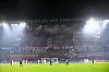 Choreografie auf der Tribüne der Pariser Ultras beim Spiel PSG gegen Straßburg, Spieler stehen auf dem Platz
