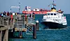 Ein LNG-Tanker liegt vor Rügen. Kritiker befürchten, dass ein Terminal zu Einbrüchen beim Tourismus führen könnte.