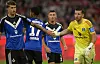 Luka Vuskovic und Daniel Heuer Fernandes klatschen ab.