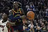 Dennis Schröder wird beim Sprung von seinem Gegenspieler bedrängt