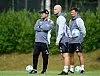 Steffen Baumgart, René Wagner und Merlin Polzin beobachten das HSV-Training