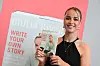 Giulia Gwinn mit ihrem Buch „Write your own story“