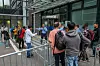 Eine Stunde nach Beginn der Sprechstunde bittet das Sicherheitspersonal die noch Wartenden, nächste Woche wiederzukommen.