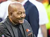 Jim Brown lächelt bei einem NFL-Spiel