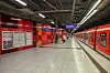 Links sind die neuen Gleiswände bereits angebraucht – oben schaut aber noch die alte Wand hervor.