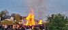 Menschen an einem großen Osterfeuer