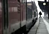 Ein Schaffner steigt aus einem Regionalzug aus.