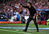 Joachim Löw gibt Anweisungen von der Seitenlinie