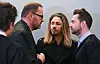Rockmusiker Gil Ofarim (m.) steht im Landgericht in Leipzig zwischen seinen Verteidigern Tido Oliver Hokema (2.v.l.) und Alexander Stevens.
