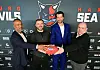 Patrick Esume, Zeljko Karajica, Jonas Boldt und Max Paatz präsentieren einen Football
