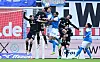 Spieler von HSV und Rostock im Kopfballduell