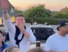 Ein Mann deutet mit seinen Fingern einen Hitlerbart an, während er den verbotenen Hitlergruß zu zeigen scheint – und grölt dabei „Deutschland den Deutschen, Ausländer raus“