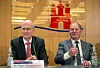 Olaf Scholz (SPD, r.) spricht am 16. Januar 2014 als Bürgermeister Hamburgs neben dem damaligen Finanzsenator Peter Tschentscher (SPD) auf einer Pressekonferenz im Rathaus zum Rückkauf der Energienetze.