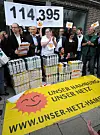 Die Initiatoren des Volksbegehrens „Unser Hamburg - Unser Netz“ und Unterstützer stehen am 23. Juni 2011 mit Kisten voller Unterschriften neben dem Landeswahlamt.