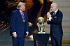 FIFA-Boss Gianni Infantino (r.) kroch US-Präsidenten mit einem extra erfundenen Friedenspreis in den Allerwertesten. Ähnliches steht auch zur WM zu befürchten.