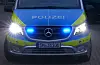 Mann wirft Tochter (1) vor heranfahrendes auto – Polizei nimmt ihn fest