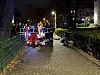 Der Tatort an der Kandinskyallee. Rettungssanitäter versorgen eins der Opfer.