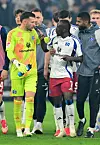 Außer sich vor Wut: HSV-Profi Jean-Luc Dompé musste nach dem Spiel auch von Keeper Daniel Heuer Fernandes (l.) und Assistenzcoach Richard Krohn (r.) besänftigt werden.