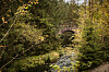 Die alte Brücke sieht aus wie einem Märchen entsprungen.