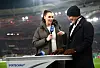 Bastian Schweinsteiger zeigte während der Live-Übertragung der ARD auf den Baby-Bauch von Moderatorin Esther Sedlaczek.