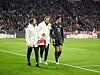 Bayern Münchens Jamal Musiala geht neben den Mannschaftsärzten vom Platz.