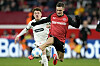 Florian Wirtz läuft St. Pauli-Spieler Philipp Treu davon