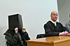 Die Angeklagte sitzt mit ihrem Anwalt Dirk Bachmann im Strafjustizgebäude in Hamburg.