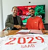 Elias Saad unterschreibt seinen Vertrag beim FC Augsburg