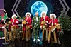 Kerner in einem grünen Anzug mit Weihnachtsmännern, die vier Kandidaten in Weihnachtsmannanzügen auf Stoffrentieren