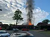 Meterhohe Flammen fressen sich in die Holzwände des Bungalows.