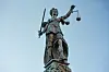 Eine Statue der Justitia mit Waage und Schwert in den Händen (Symbolbild)