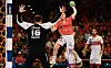 Frederik Bo Andersen wirft in der abgebrochenen Partie gegen Melsungen aufs Tor - seitdem hat der HSVH nicht mehr gespielt.