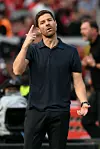 Xabi Alonso gestikuliert am Seitenrand.