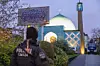 Mit einem Großaufgebot an Kräften ist die Polizei seit dem frühen Morgen an der Blauen Moschee im Einsatz.