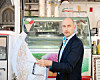 Eric Pfeil hält eine Italien-Karte in der Hand.