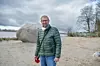 Heiner K. und sein Hund haben sich schnell mit der neuen Attraktion am Schulauer Strand angefreundet.