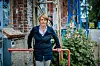 Amelie Deuflhard lehnt sich draußen an ein Geländer