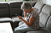 Eine Frau schaut entsetzt auf ihr Handy (Symbolbild).