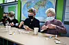Schüler mit Maske führen einen Corona-Test durch.