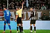 Eric Smith wird vom Schiedsrichter die Rote Karte gezeigt