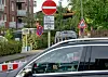 Schulstraße in Köln: Vor der Zufahrtsstraße einer Grundschule weist ein Schild auf das Einfahrtsverbot zu den üblichen Abhol- und Bringzeiten hin.
