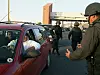 Polizisten kontrollieren Autofahrer
