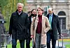 Christina Block mit Gerhard Delling (l.) und ihrem Anwalt Ingo Bott (2. v. l.) auf dem Weg ins Gericht.