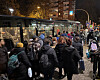 Menschen steigen in einen Bus ein