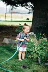 Kind mit Wasserschlauch