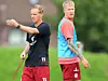 Wollen beide in dieselbe Richtung – nach vorne: St. Pauli-Trainer Timo Schultz und 2.01-Meter-Stürmer Simon Makienok (r.).