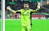 HSV-Keeper Daniel Heuer Fernandes feiert den Pokal-Triumph in Nürnberg.