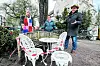 Dieser kleinen Sitzgruppe an der Schuhbackstraße Ecke Erikastraße wurde entfernt. Die Anwohner Ralf K. (l.), Claudia H. und Jan van D. sind sauer.