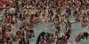 Dicht gedrängt baden die Hindus im Ganges. Corona-Schutzmaßnahmen? Fehlanzeige.