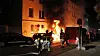 Feuerwehrkräfte löschen die Flammen vor dem Harburger Wohnhaus.